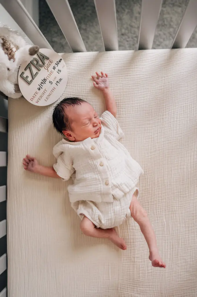 In-home newborn photoshoot in at-home crib | Oh Mama Photography
