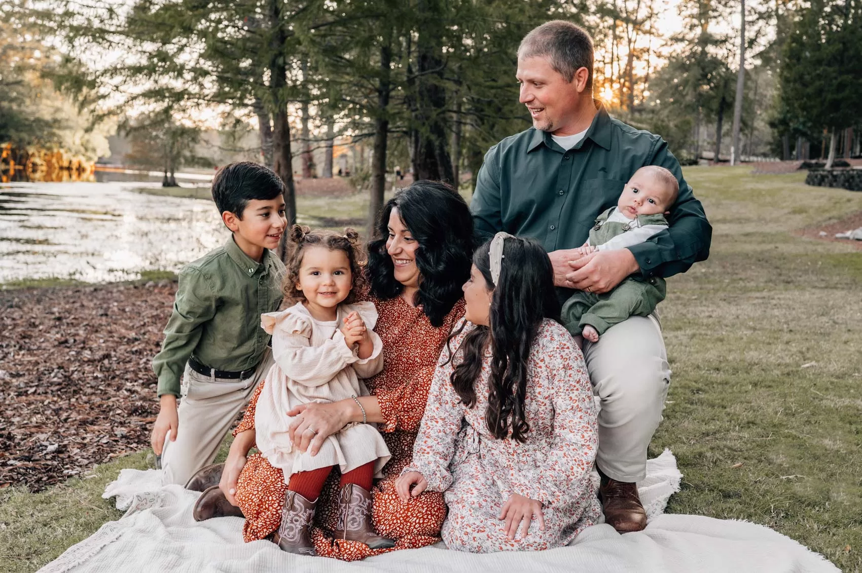 Family Photos with Four Kids? Yes, It Can Be Calm and Joyful.